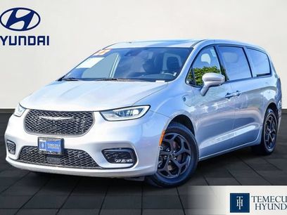 Used 2022 Chrysler Pacifica Limited w/ Uconnect Theater Family Group