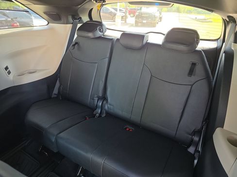 Used 2025 Toyota Sienna Platinum AWD/4WD image 33