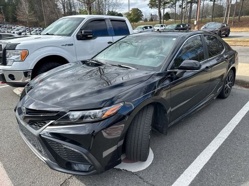 Used 2022 Toyota Camry SE image 2