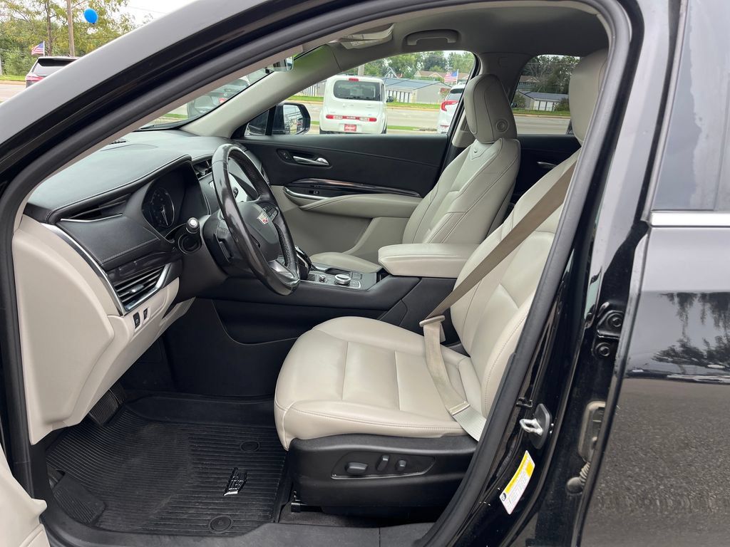 Used 2020 Cadillac XT4 Luxury w/ Cold Weather Package FWD image 12