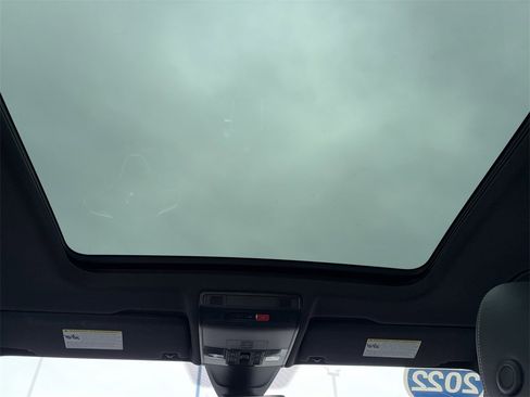 Used 2022 Volkswagen Tiguan SE R-Line image 4