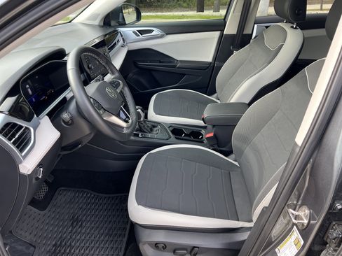 Certified 2025 Volkswagen Taos SE image 16