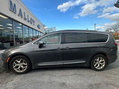 Used 2017 Chrysler Pacifica Limited image 1