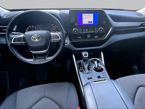 Certified 2025 Toyota Highlander LE FWD image 16