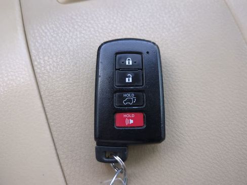 Used 2016 Toyota Highlander XLE image 30