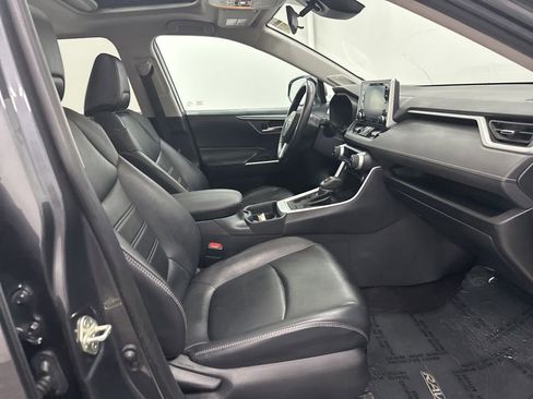 Used 2020 Toyota RAV4 XLE Premium FWD image 27