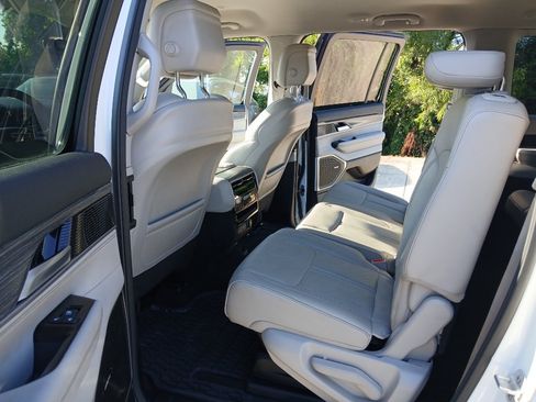 Used 2024 Jeep Wagoneer L Series II w/ Flexible Seating Group RWD image 21