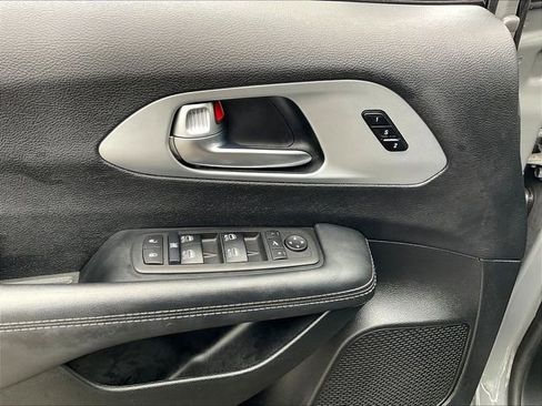 Used 2025 Chrysler Pacifica Limited FWD image 38