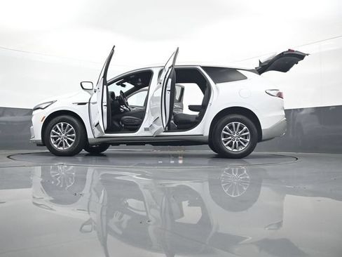 Used 2023 Buick Enclave Essence AWD/4WD image 35