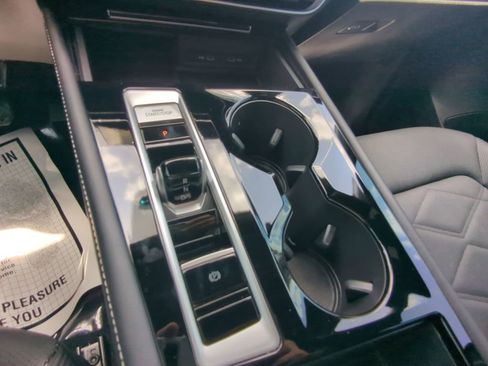 Used 2024 Volkswagen Atlas Cross Sport SE image 8