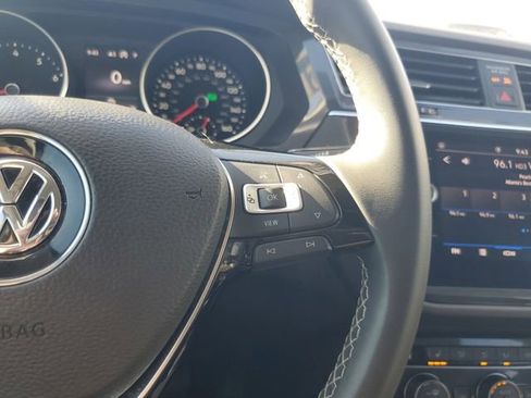 Used 2021 Volkswagen Tiguan SE image 18