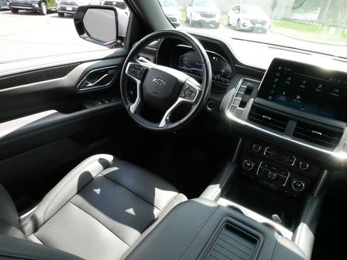 Used 2022 Chevrolet Suburban Z71 w/ Luxury Package AWD/4WD image 9