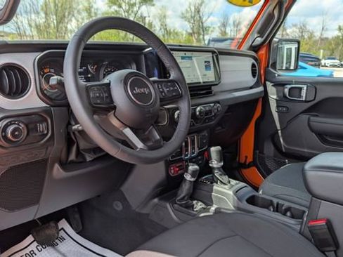 Used 2025 Jeep Wrangler Sport AWD/4WD image 13