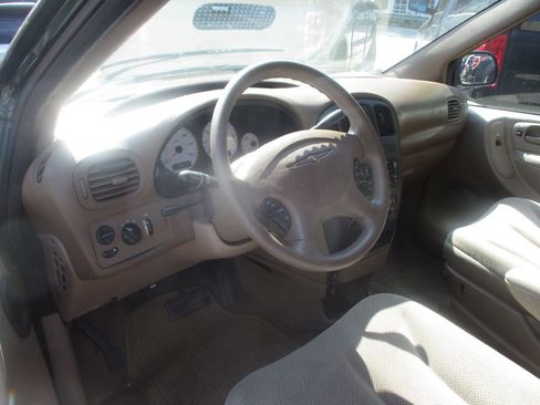 Used 2001 Chrysler Voyager image 6