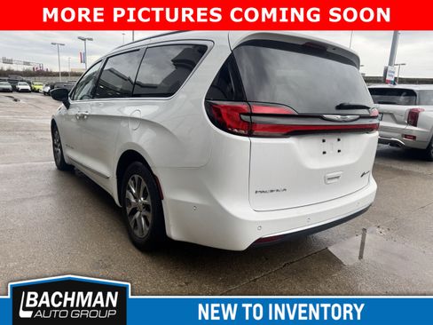 Used 2025 Chrysler Pacifica Pinnacle image 2