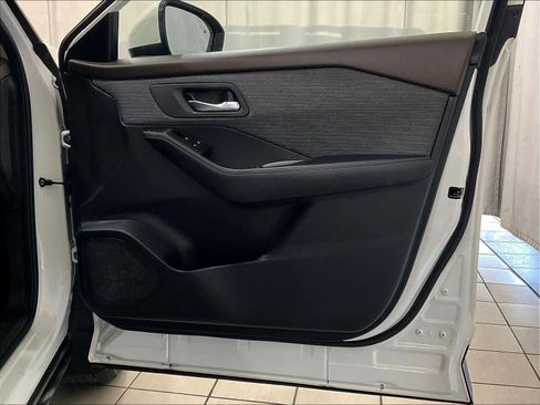 Used 2023 Nissan Rogue SV image 12