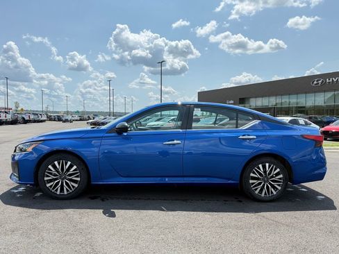 Used 2025 Nissan Altima 2.5 SV FWD image 8