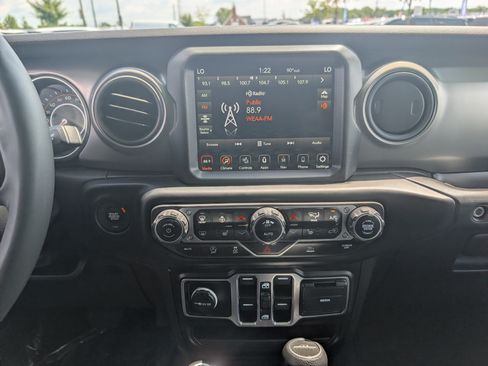 Used 2023 Jeep Gladiator Sport AWD/4WD image 16