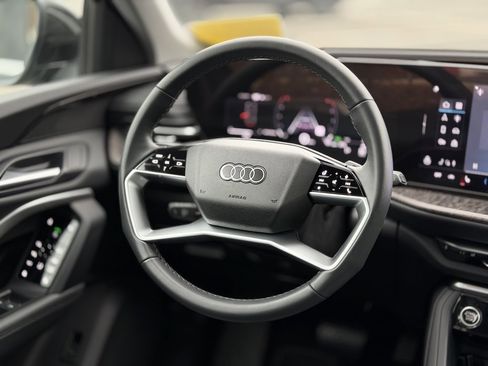 Certified 2025 Audi Q5 2.0T Premium w/ Convenience Package image 12