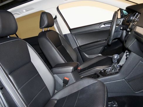 Used 2021 Volkswagen Tiguan SE w/ Panoramic Sunroof Package image 55