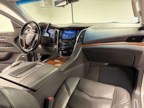 Used 2020 Cadillac Escalade ESV Luxury RWD image 29