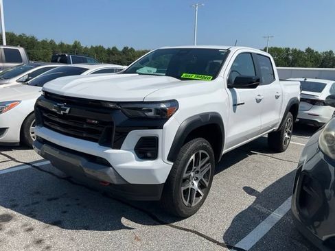 Used 2024 Chevrolet Colorado Z71 w/ Z71 Convenience Package 2 AWD/4WD image 3