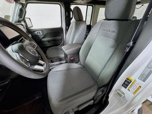 Used 2024 Jeep Wrangler Unlimited Sahara image 12