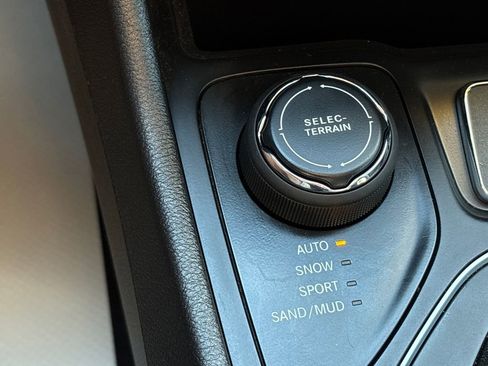 Used 2020 Jeep Cherokee Latitude Plus AWD/4WD image 16