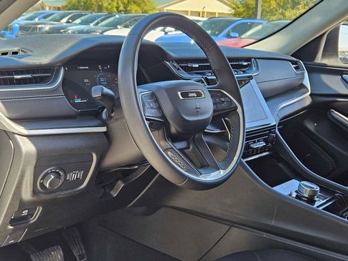 Used 2023 Jeep Grand Cherokee L Laredo image 2