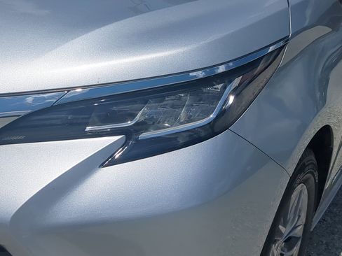 Used 2021 Toyota Sienna XLE FWD image 6