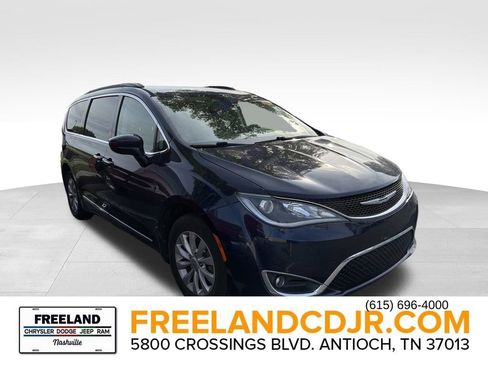 Used 2017 Chrysler Pacifica Touring-L image 1