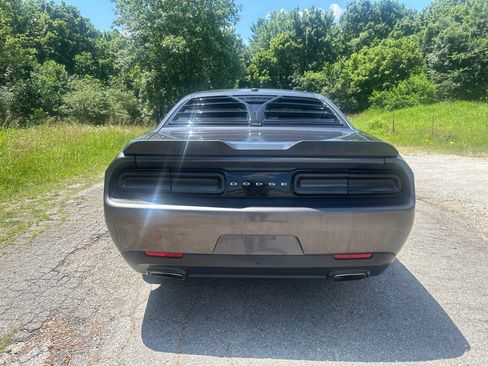 Used 2015 Dodge Challenger SXT RWD image 4