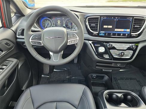 New 2026 Chrysler Pacifica Select image 10