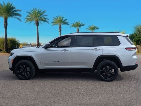 Used 2024 Jeep Grand Cherokee L Altitude AWD/4WD image 3
