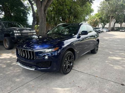 Used 2018 Maserati Levante GranLusso AWD/4WD image 2