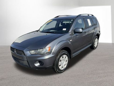 Used 2011 Mitsubishi Outlander ES image 2