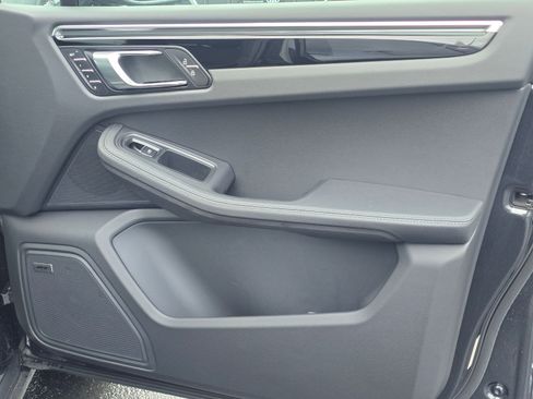 Used 2025 Porsche Macan image 26