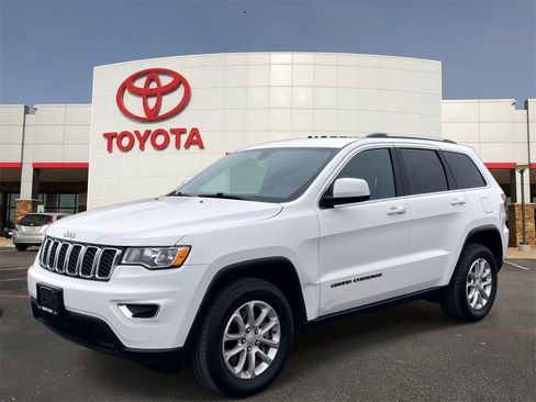 Used 2021 Jeep Grand Cherokee Laredo image 1