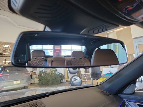 Used 2022 BMW 750i xDrive w/ M Sport Package image 28