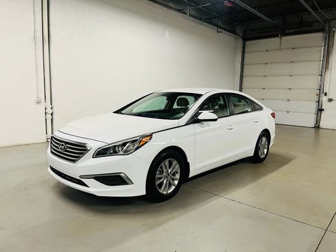 Used 2016 Hyundai Sonata SE w/ Winter Weather Package FWD image 2