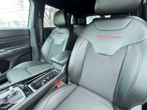 Used 2025 Jeep Compass Trailhawk image 35