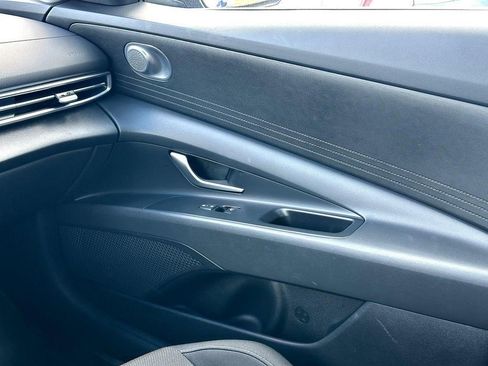 Used 2025 Hyundai Elantra SE FWD image 29