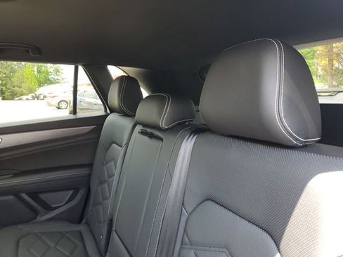 Certified 2025 Volkswagen Atlas Cross Sport SE FWD image 9