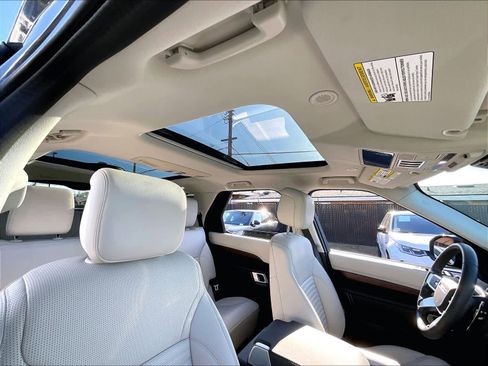 Used 2025 Land Rover Discovery S image 24