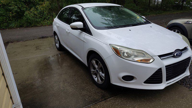 Used 2014 Ford Focus SE w/ SE Winter Package FWD image 4
