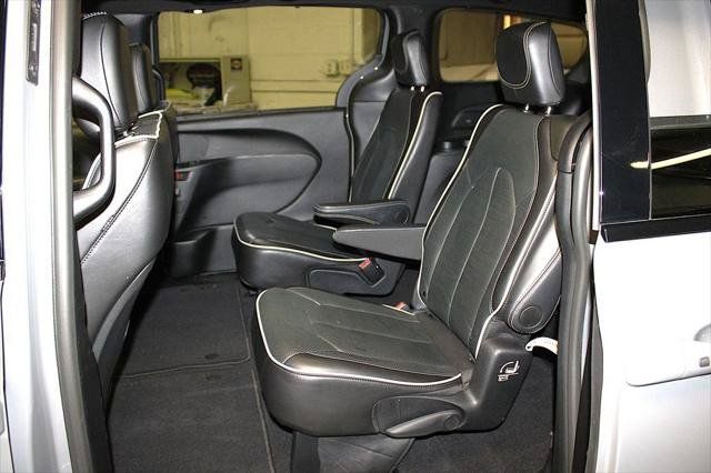 Certified 2025 Chrysler Pacifica Limited FWD image 29