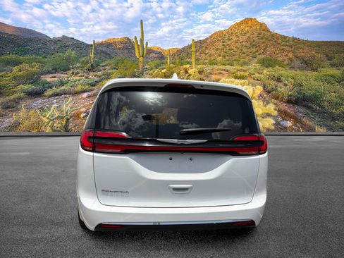 Used 2022 Chrysler Pacifica Touring-L FWD image 9