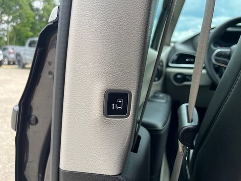 Used 2023 Chrysler Pacifica Touring-L FWD image 32