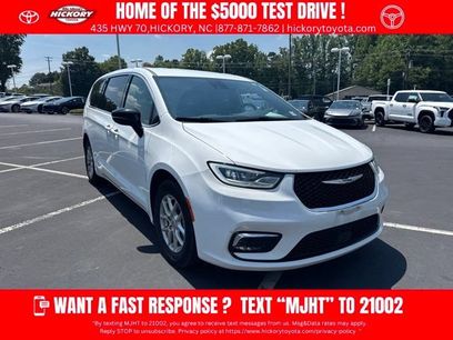 Used 2025 Chrysler Pacifica Select