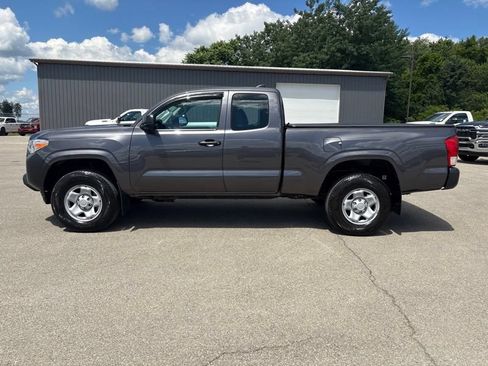 Used 2017 Toyota Tacoma SR AWD/4WD image 6